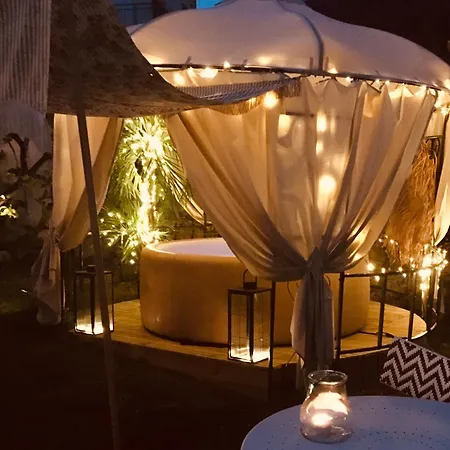 Hey Cherie ! De Luxe Jacuzzi Sea View Bed & Breakfast 3*