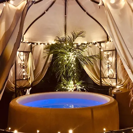 Hey Cherie ! De Luxe Jacuzzi Sea View Bed & Breakfast 3*